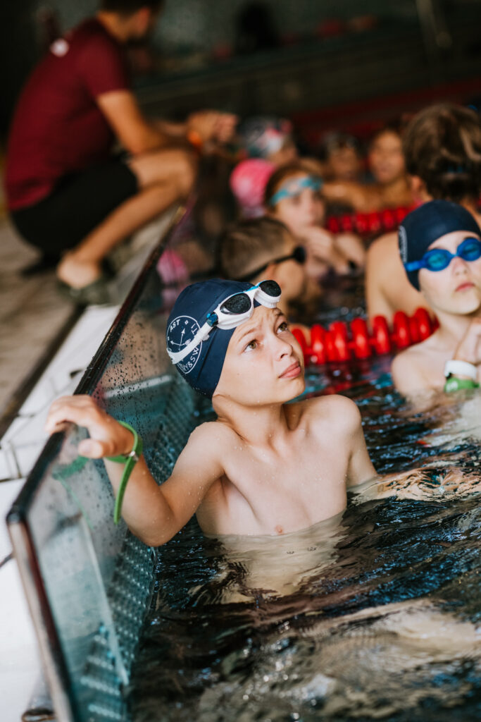 Dzieci na zajęciach z instruktorem podczas półkolonii Archery & Swim Team
