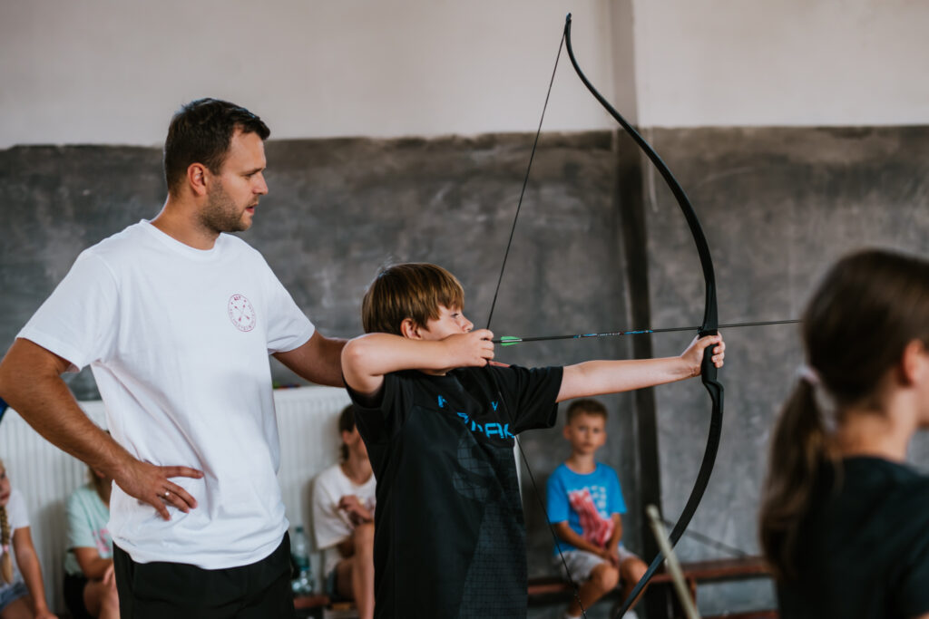 Uśmiechnięte dzieci na półkoloniach sportowych Archery & Swim Team