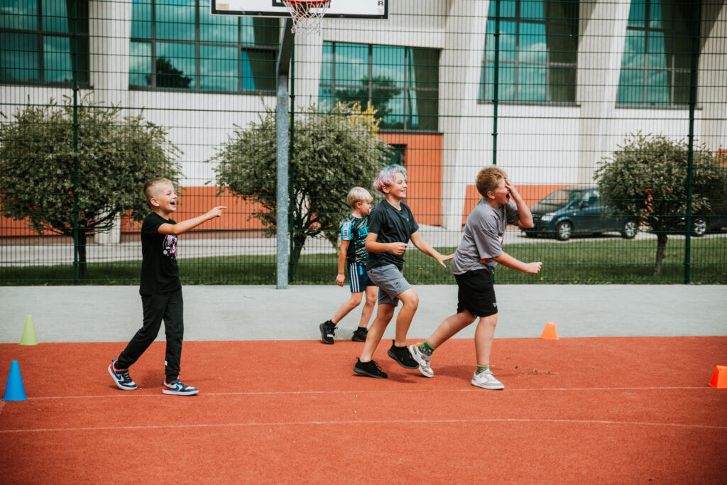 Dzieci podczas zajęć sportowych na półkoloniach Archery & Swim Team